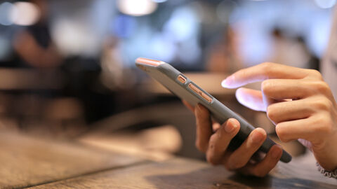 Person tippt auf ein Handy Person tippt auf ein Handy