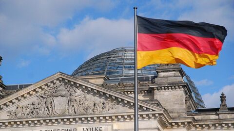 Reichstag mit deutscher Flagge
